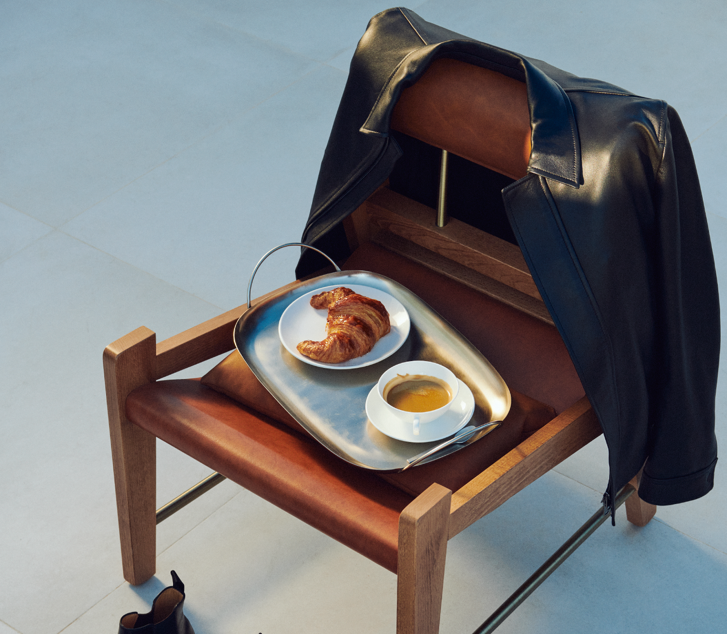 椅子上放着一盘早餐食物和饮料 