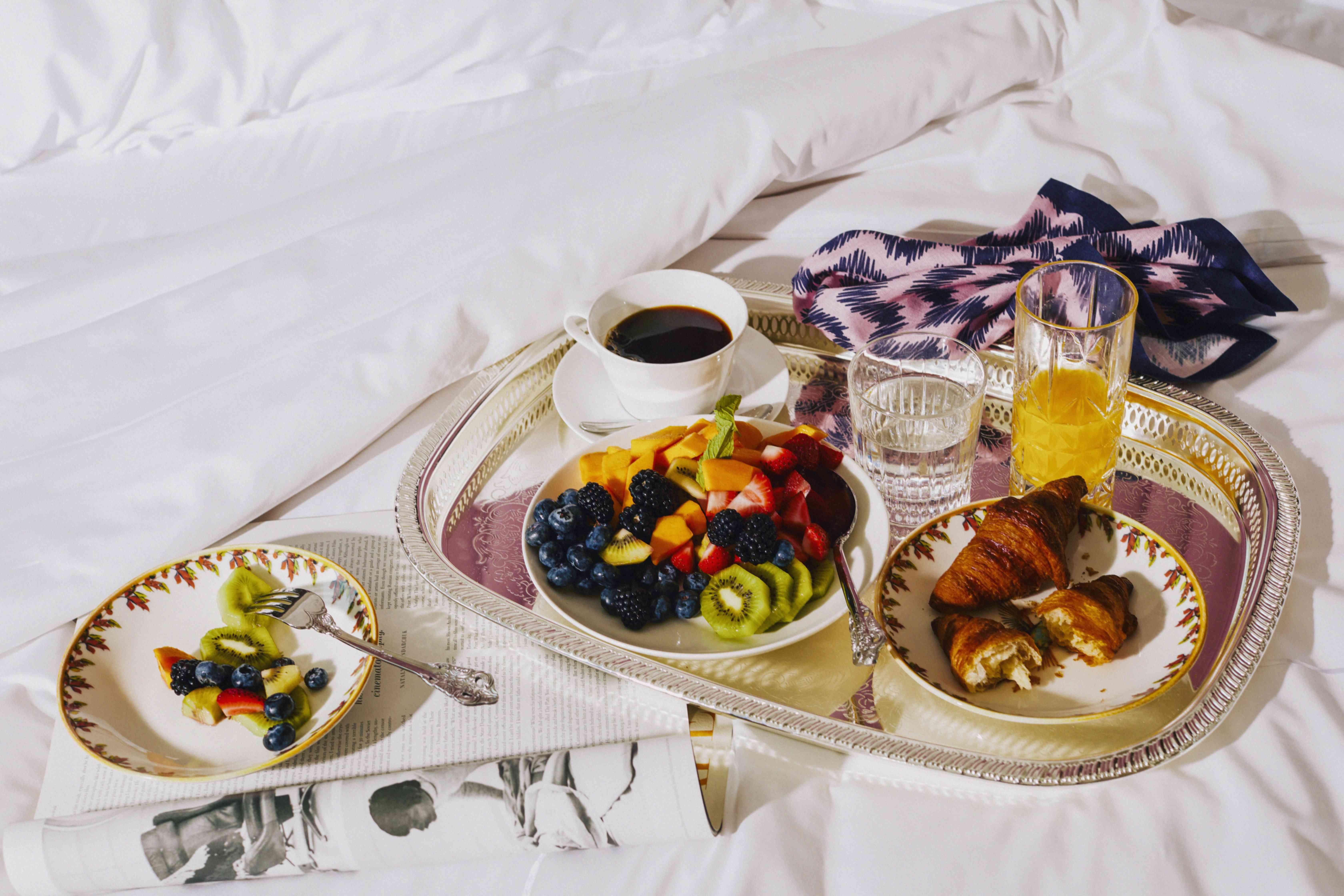 床上的早餐放在银色托盘上
