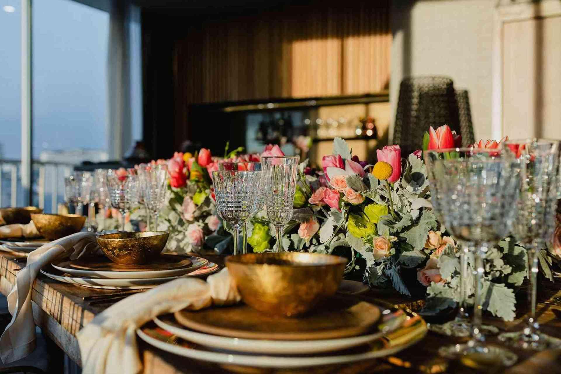 配有桌饰和鲜花的桌子 